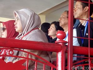 Sempat Tinggalkan Tribune, Ratu Tisha Nonton Final Piala Indonesia di Bangku VVIP Sempat Tinggalkan Tribune, Ratu Tisha Nonton Final Piala Indonesia di Bangku VVIP