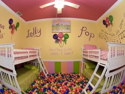 Penginapan Ini Tawarkan Sensasi Tidur di Kamar Bertema Makanan