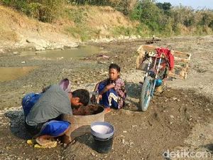 Perjuangan Warga Brebes Cari Air dengan Gali Dasar Sungai