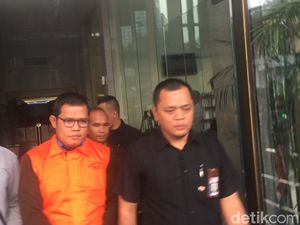 KPK Tahan Ketua F-Golkar DPRD Jambi Tersangka Suap Pengesahan APBD KPK Tahan Ketua F-Golkar DPRD Jambi Tersangka Suap Pengesahan APBD