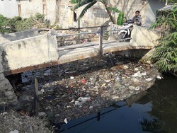 Kali Bahagia Bekasi Kini Dipasangi Jaring untuk Menyaring Sampah