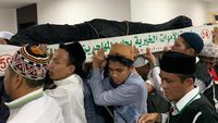 Ramai-ramai Mengusung Jenazah Mbah Moen