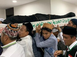 Berebut Usung Jenazah Mbah Moen Saat Diantar ke Masjidil Haram