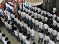 Ribuan Santri di Jombang Salat Gaib Doakan Mbah Moen