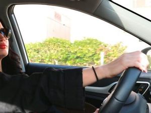 Bagaimana Bepergian Tanpa Mahram Berpengaruh pada Perempuan Arab Saudi?