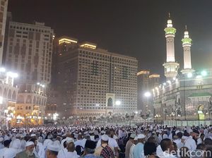 Subuh yang Panas di Pelataran Al Haram Subuh yang Panas di Pelataran Al Haram