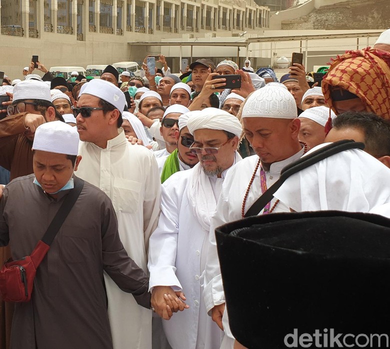 Habib Rizieq Hadiri Pemakaman Mbah Moen, Ini Fotonya