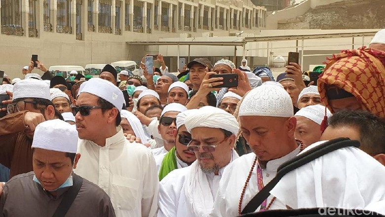 Cerita Habib Rizieq Tunggu Jenazah Mbah Moen di Liang Lahad yang Salah