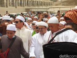 Cerita Habib Rizieq Tunggu Jenazah Mbah Moen di Liang Lahad yang Salah