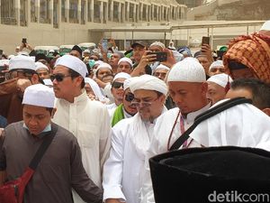 Habib Rizieq Hadiri Pemakaman Mbah Moen, Ini Fotonya Habib Rizieq Hadiri Pemakaman Mbah Moen, Ini Fotonya