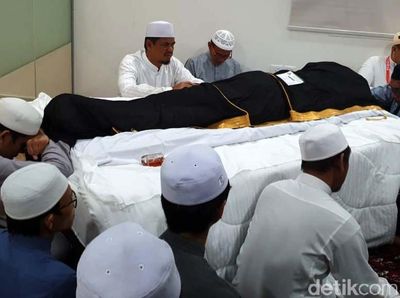 Potret Jenazah Mbah Moen Disemayamkan di Dakker Mekah