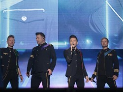 Histeris Penonton Naik ke Panggung, Westlife Medley Panjang Lagu Queen