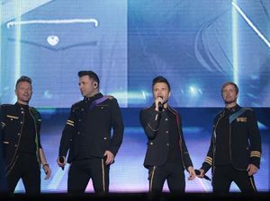 Histeris Penonton Naik ke Panggung, Westlife Medley Panjang Lagu Queen Histeris Penonton Naik ke Panggung, Westlife Medley Panjang Lagu Queen
