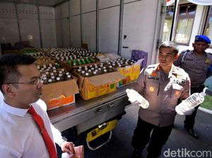 600 Liter Arak Bali Hendak Diedarkan di Banyuwangi Diamankan di Pelabuhan