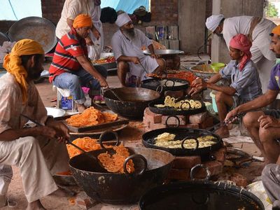 Melihat Sibuknya Aktivitas Dapur Makanan Gratis Terbesar di Dunia
