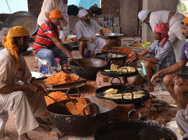 Melihat Sibuknya Aktivitas Dapur Makanan Gratis Terbesar di Dunia