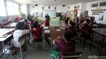 Semangat Juara, Anak-anak Sekolah di Makassar Kenakan Jersey PSM