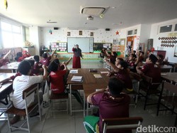 Sebelum memulai pelajaran anak-anak pun kompak memberikan dukungan untuk PSM Makassar agar menjadi juara dalam turnamen tersebut.