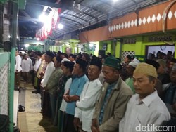 Ribuan Warga Salat Gaib di Kediaman Mbah Moen di Rembang