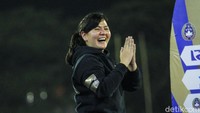 Penyerahan penghargaan dihadiri juga oleh Sekretaris Jenderal PSSI Ratu Tisha Destria.