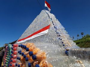 Piramida di Lereng Merbabu ini Dibangun dari 12.000 Botol Plastik