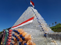 Piramida di Lereng Merbabu ini Dibangun dari 12.000 Botol Plastik