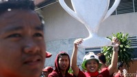 Sejumlah suporter PSM Makassar nampak membawa sejumlah atribut lainnya untuk memberikan dukungan dan semangat kepada para pemain PSM Makassar.