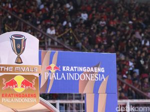 PSM Juara, Suporter Nyalakan Flare di Dalam Stadion