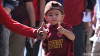 Seorang anak turut mengenakan jersey PSM Makassar jelang pertandingan PSM vs Persija yang akan digelar di Stadion Andi Mattalatta.