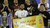 Zulham Zamrun dari PSM Makassar meraih Best Player. 