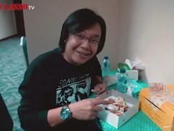 Begini Gaya Ari Lasso Saat Mengulas Nasi Box Backstage