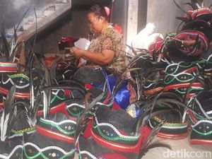 Jelang HUT RI, Perajin Baju Adat di Sidoarjo Raup Untung Puluhan Juta