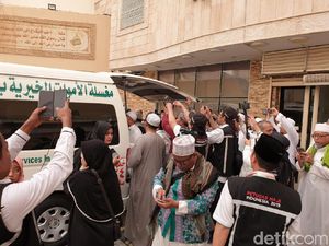 Soal Mobil Ambulans yang Mengantar Jenazah Mbah Moen Soal Mobil Ambulans yang Mengantar Jenazah Mbah Moen