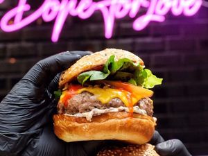5 Resto Burger Kekinian yang Wajib Didatangi Pencinta Burger 5 Resto Burger Kekinian yang Wajib Didatangi Pencinta Burger