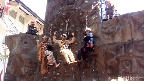 Foto: Uniknya Pernikahan yang Prosesi Akadnya Dilakukan Sambil Panjat Tebing
