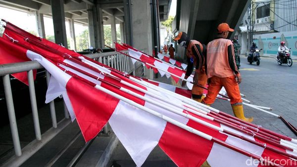 Pasukan Oranye Merah Putihkan Jalan Fatmawati Sambut HUT RI