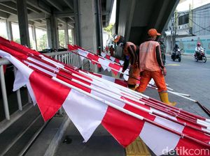 Pasukan Oranye Merah Putihkan Jalan Fatmawati Sambut HUT RI