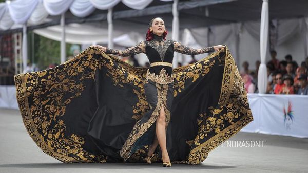 Foto: Duka dan Harapan di Kebaya Anne Avantie Untuk Jember Fashion Carnaval