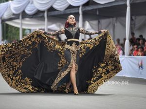 Foto: Duka dan Harapan di Kebaya Anne Avantie Untuk Jember Fashion Carnaval Foto: Duka dan Harapan di Kebaya Anne Avantie Untuk Jember Fashion Carnaval