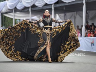 Foto: Duka dan Harapan di Kebaya Anne Avantie Untuk Jember Fashion Carnaval