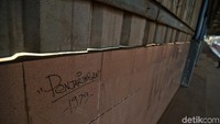 Terdapat sejumlah vandalisme di berbagai sudut tribun.