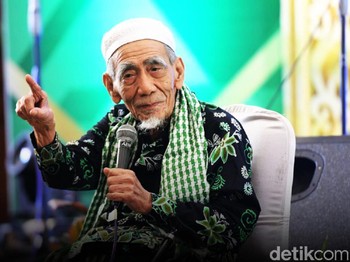 Mbah Moen yang Tak Bisa Lepas dari Gus Dur