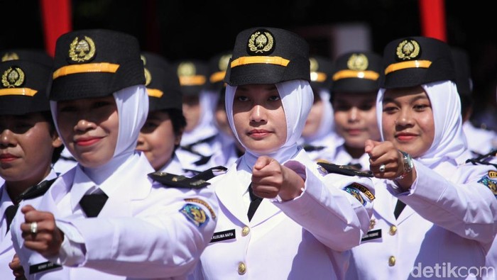 JK Lantik 744 Praja IPDN Wakil Presiden Jusuf Kalla (JK) melantik 744 pamong praja muda IPDN. Pelantikan itu diselenggarakan di Lapangan IPDN, Jatinangor, Jabar, hari ini.