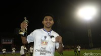 Asnawi Mangkualam dari PSM Makassar meraih Best Young Player.