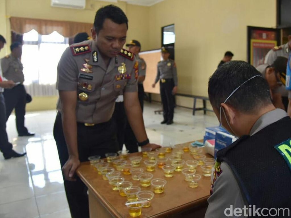 Ratusan Polisi Cirebon dan Majalengka Jalani Tes Urine Narkoba