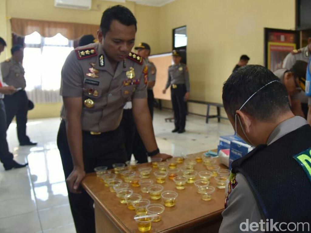 Ratusan Polisi Cirebon dan Majalengka Jalani Tes Urine Narkoba Ratusan Polisi Cirebon dan Majalengka Jalani Tes Urine Narkoba