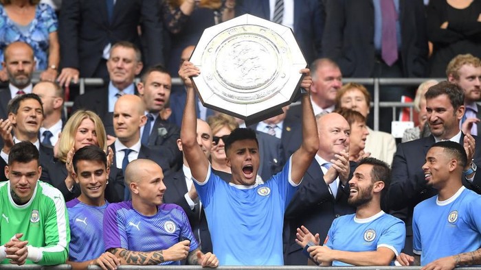 LONDON, ENGLAND - AUGUST 04: Rodri of Manchester City celebrates with the FA Community Shield following his teams victory in the FA Community Shield match between Liverpool and Manchester City at Wembley Stadium on August 04, 2019 in London, England. (Photo by Michael Regan/Getty Images)