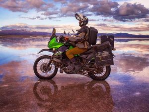 Penjelajah Keindahan Dunia Pakai Motor