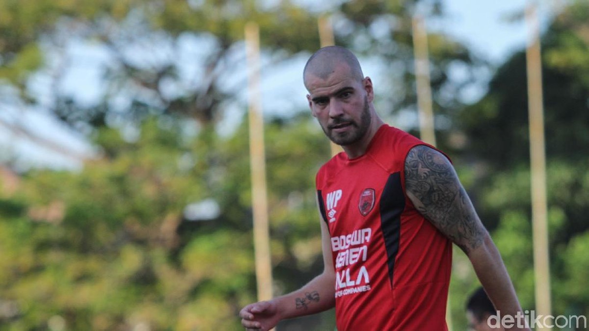 Pemain PSM Makassar, Wiljan Pluim, menjalani pemulihan cedera engkel di Belanda. (Foto: Rifkianto Nugroho/detikSport)