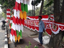 Penjual Bendera Merah-Putihkan Jalanan Bekasi Jelang HUT RI